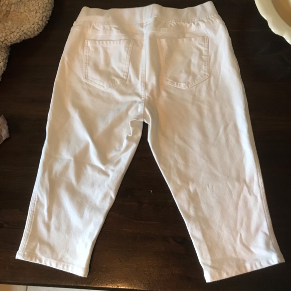 | Baccini | Make an Offer | White Capri Pants - Picture 3 of 8
